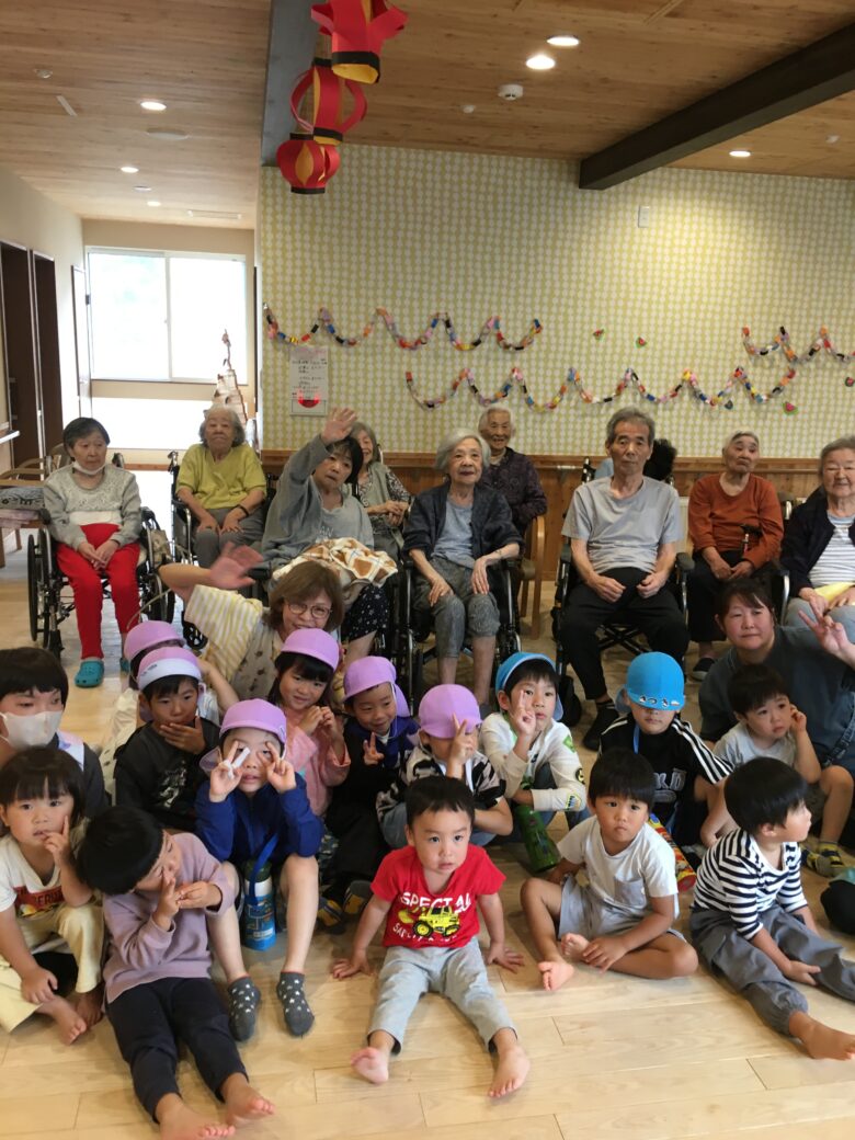 南の沢保育園　幼老レク　ぶどう狩り🍇