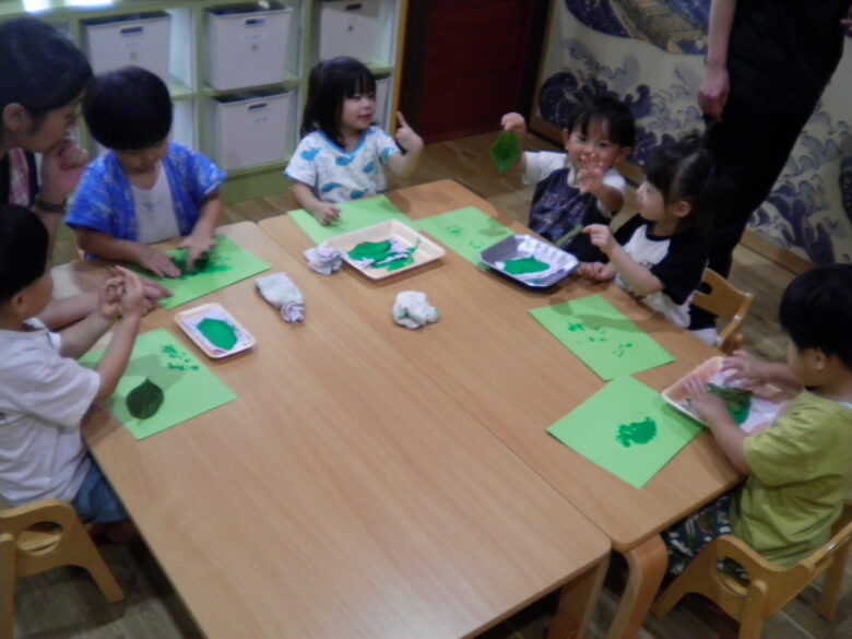 南の沢保育園　葉っぱスタンプ🍃