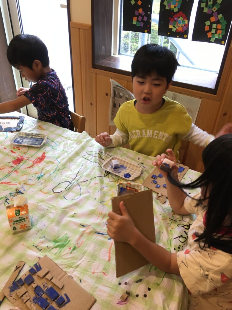南の沢保育園　段ボール版画