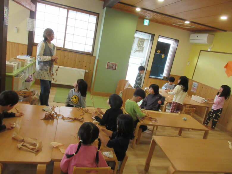 南の沢保育園　カンナ屑オーナメント
