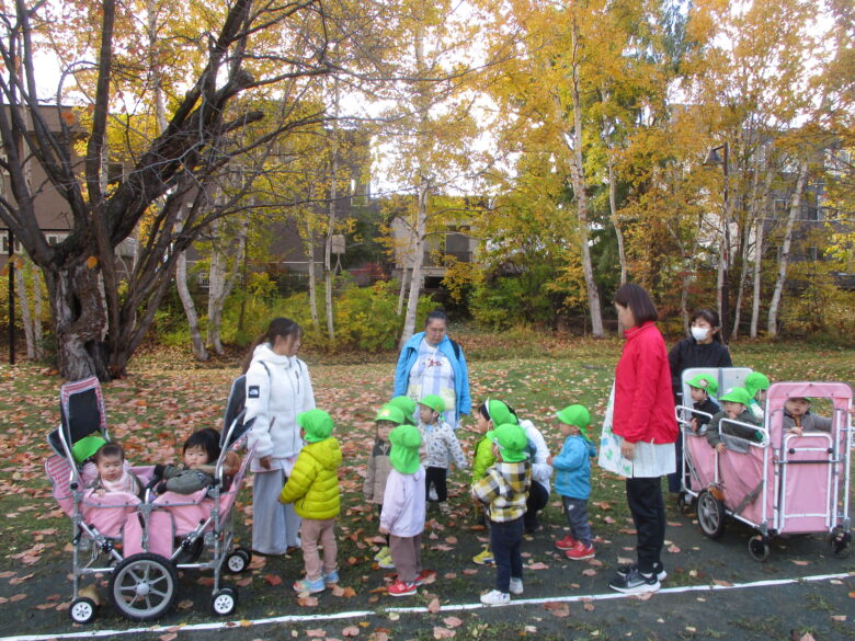 藤野園　全クラスで藤野東公園で避難訓練しました。