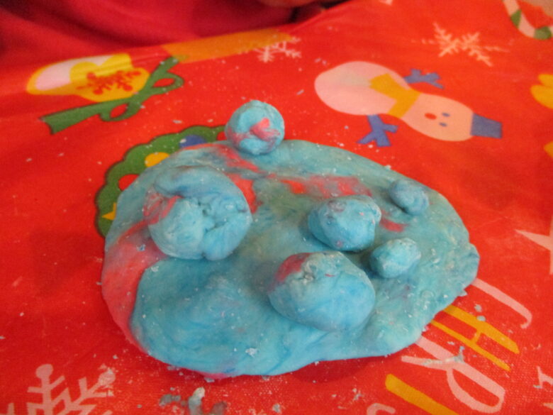 藤野園　　くり組＆くるみ組で小麦粉粘土したよ。