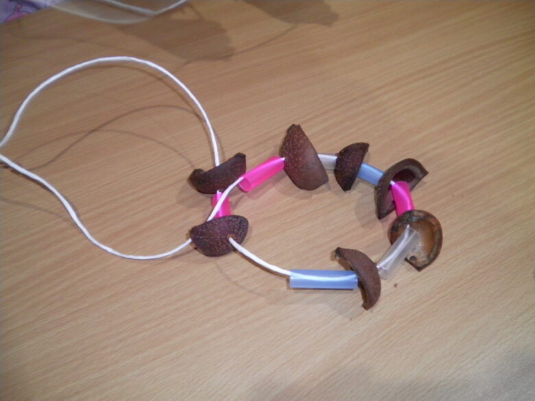 南の沢保育園 とちの実の首飾り