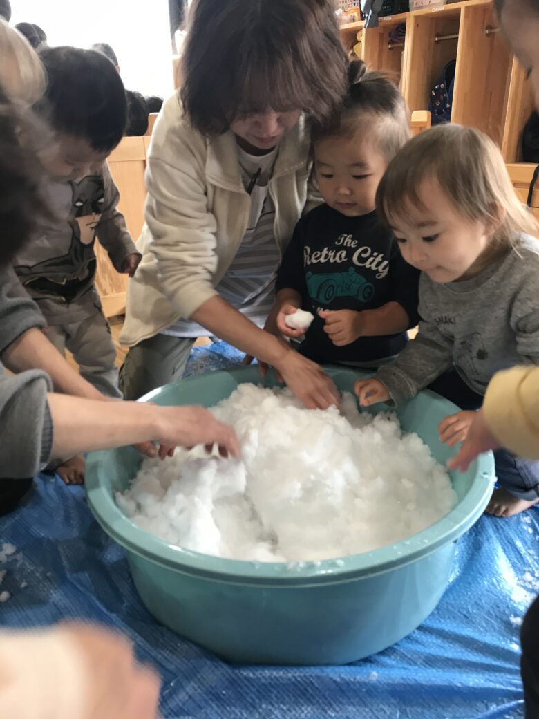 宮の森保育園　室内で雪体験⛄