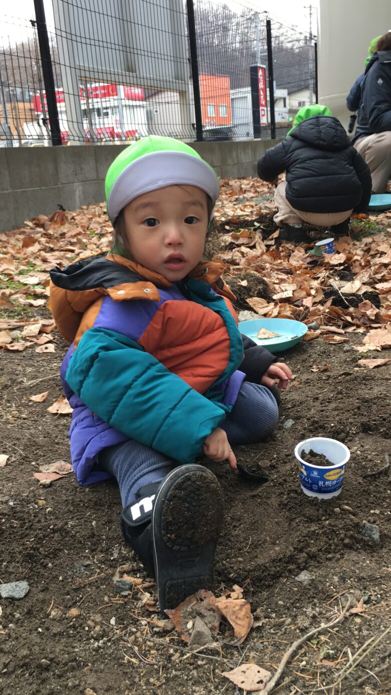 藤野園　　くり組　　無垢の庭でままごと遊び