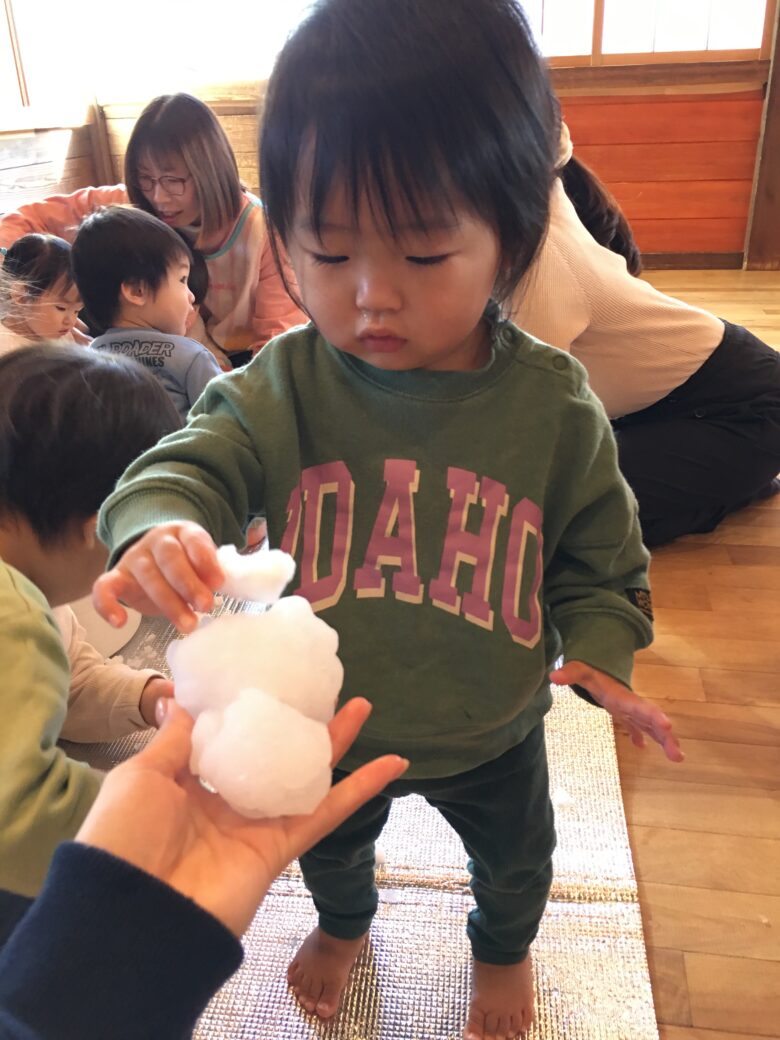 藤野園　くり組＆どんぐり組　室内で雪遊び