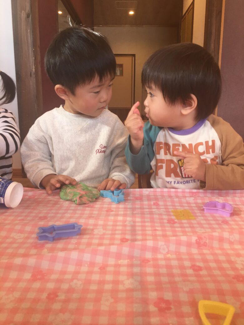 藤野園　くり＆くるみ組　小麦粉粘土で遊んだよ‼