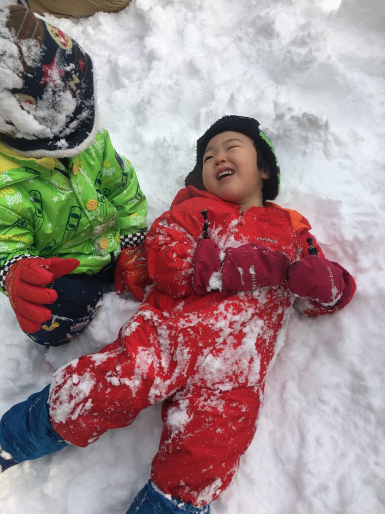 藤野園　くり組＆くるみ組　無垢の庭で雪遊び