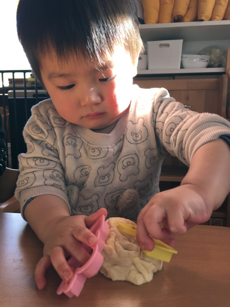 藤野園　くり組＆どんぐり組　　小麦粉粘土遊び