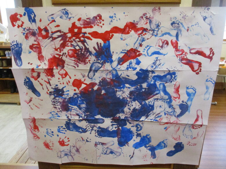 新川園　2歳児　絵の具あそび