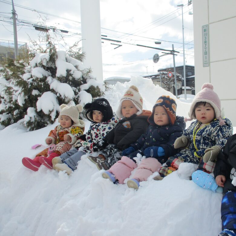 新川園　0歳児　お散歩風景