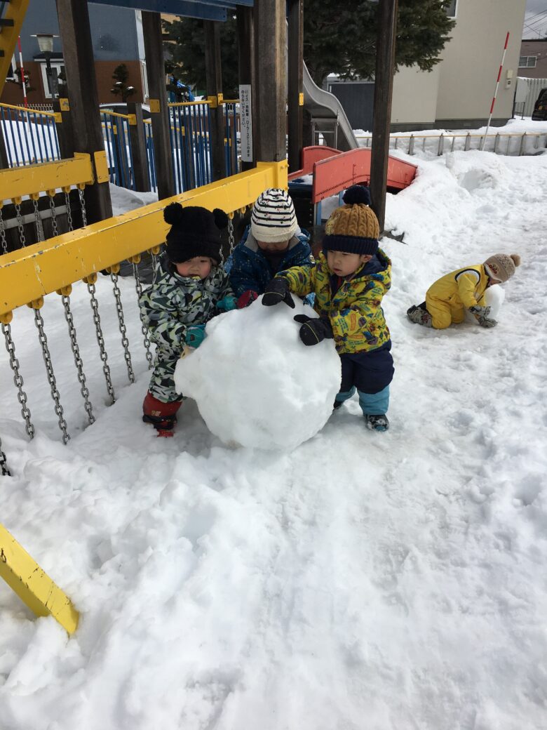 藤野園　むくどり公園で雪だるま作ったよ☃