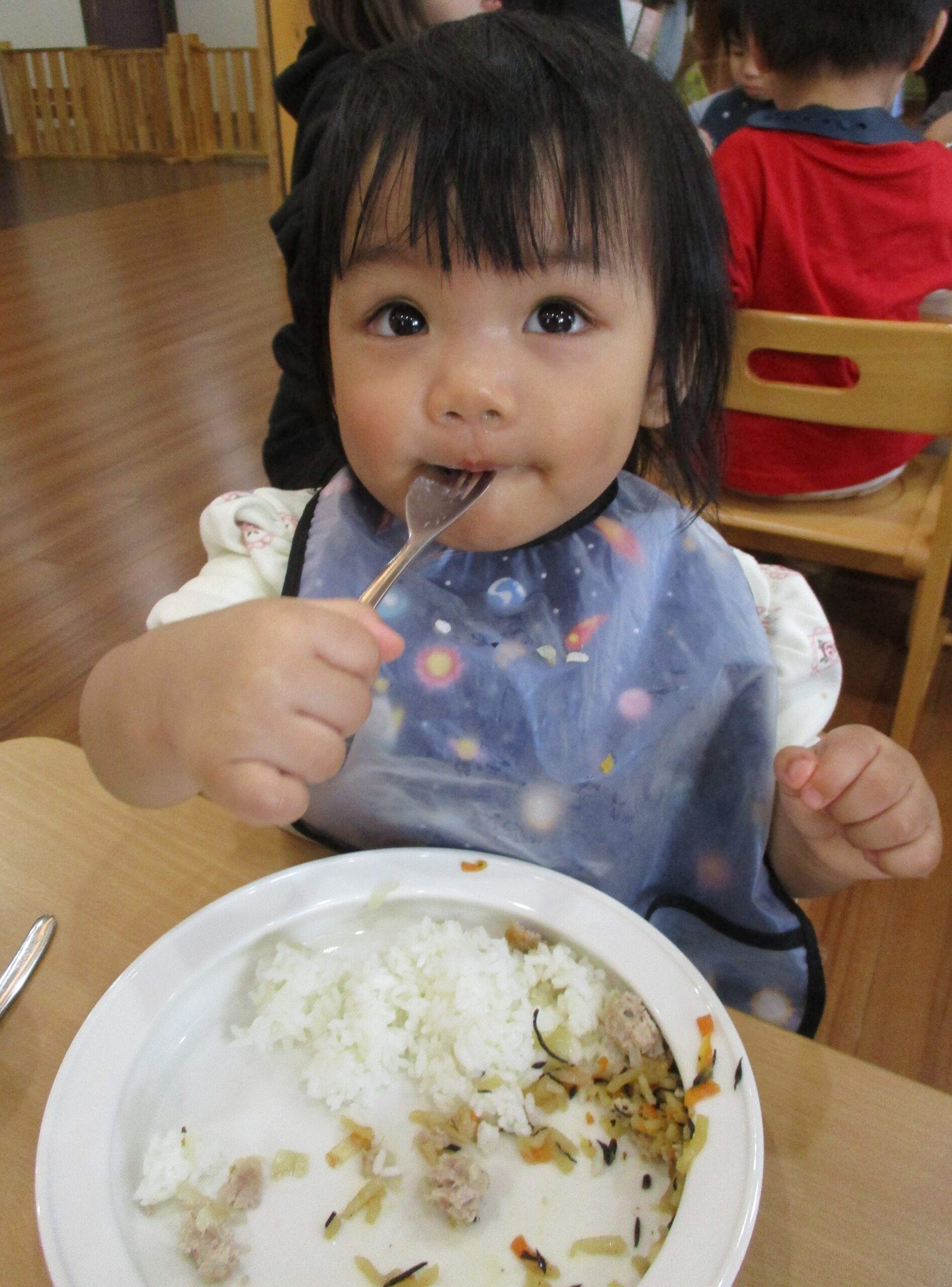 新川園　1歳児　ランチ風景