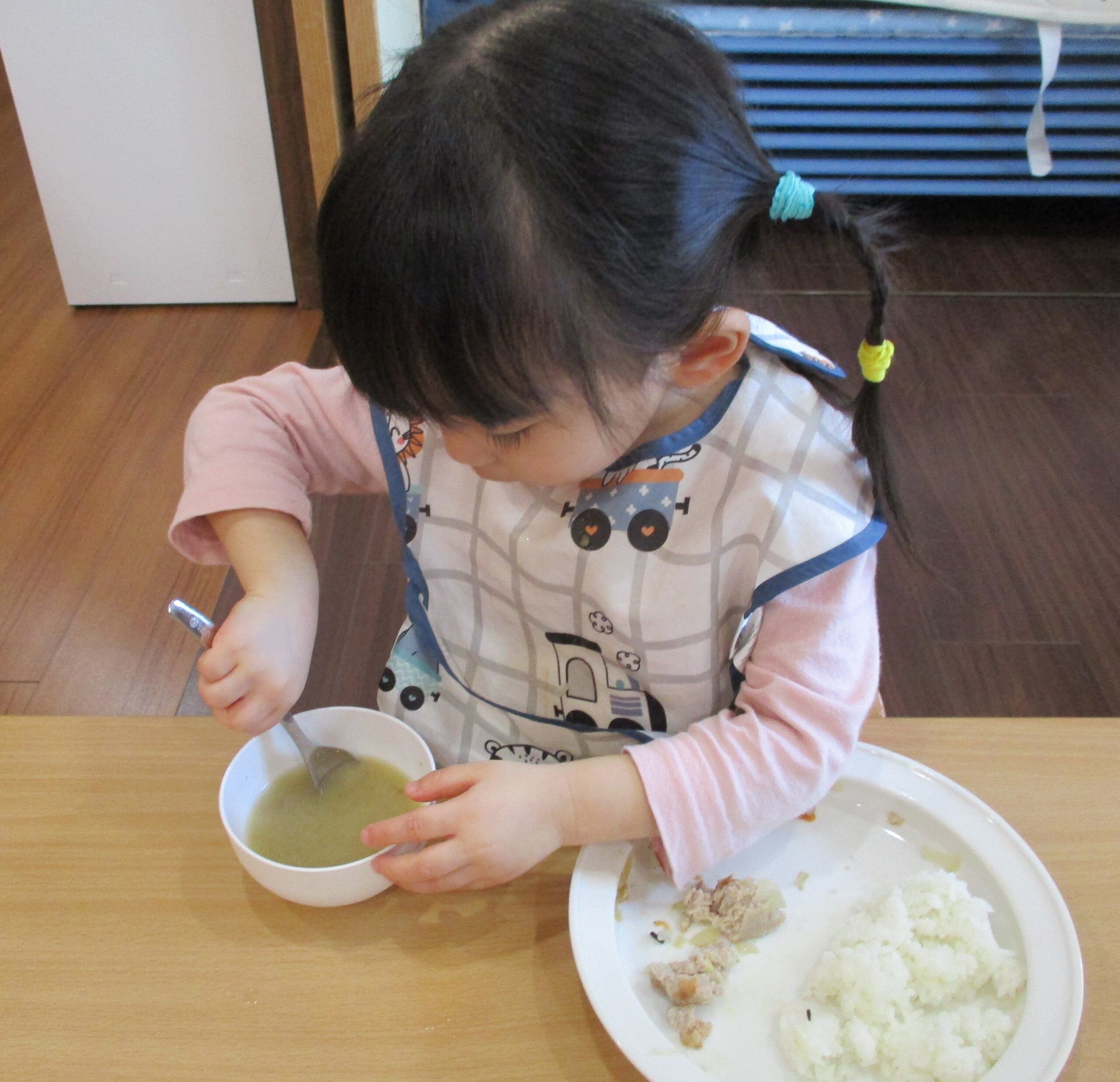 新川園　2歳児　ランチ風景