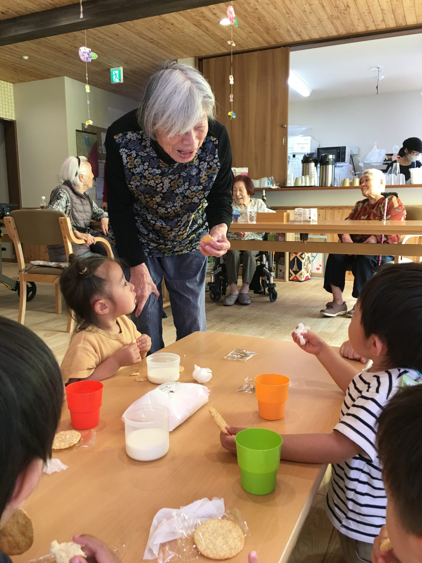 藤野園　無垢の家でおじいちゃん、おばちゃんとおやつを食べたよ☆