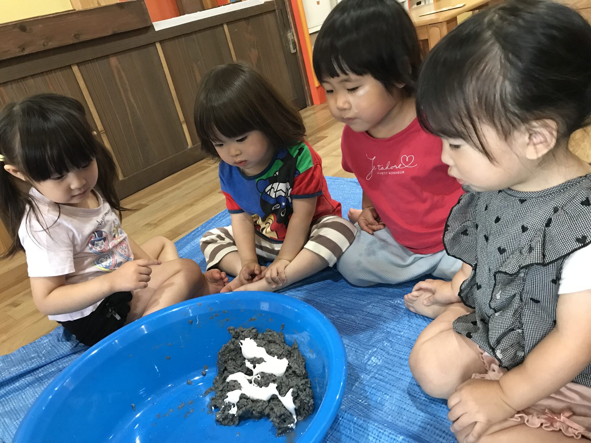 白石園　くり・くるみ組新聞紙粘土＆泡遊び🫧